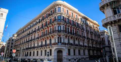 Imponente, raffinato, dagli iconici colori bianco e rosso:  il Palazzo degli Impiegati Statali di Bari